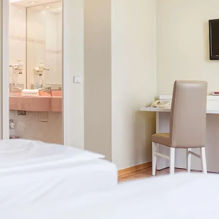 Hotel Am Schloss Koepenick By Golden Tulip-3